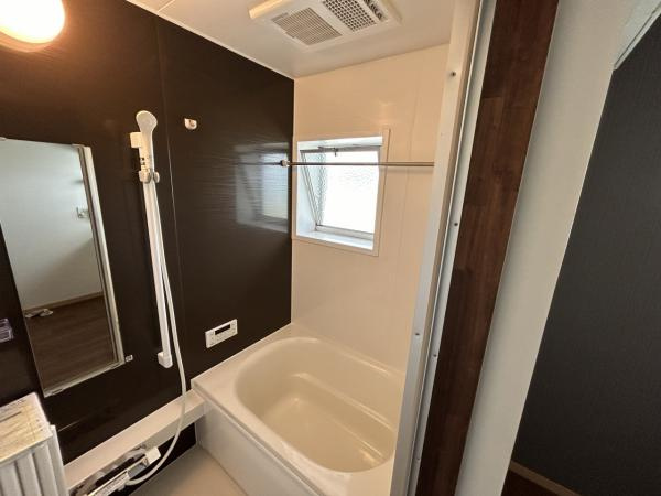 仲介手数料不要　カチタス上益城郡益城町大字辻の城【益城中央小・木山中】の浴室|浴室乾燥機付きです。雨の日でも洗濯物を乾かせます。コンパクトな浴槽は、水道代の節約になり経済的。お掃除も行き届きます。