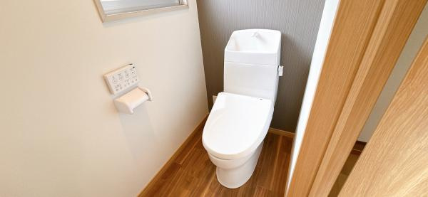 仲介手数料不要　カチタス上益城郡益城町大字辻の城【益城中央小・木山中】のトイレ|水洗トイレは新品に交換しました。アクセントクロスを採用しています。直接お肌に触れる部分なので、新品だと嬉しいですね。便座は温度調整ができます。