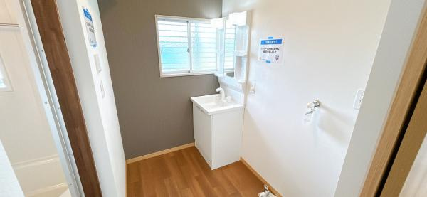 仲介手数料不要　カチタス上益城郡益城町大字辻の城【益城中央小・木山中】のその他|洗面台は、新品に交換しました。ケータイ置きのスペース付きです。便利なシャワーヘッドに加え、収納スペースも付いています。整髪料などの小物も取り出しやすく散らかりません。