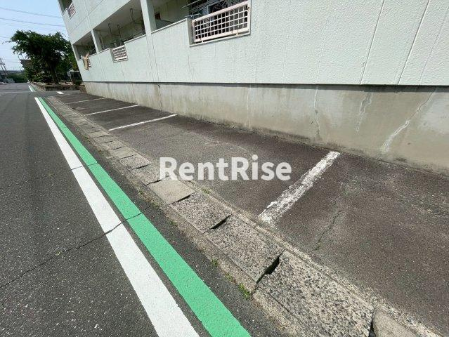 パークサイド三ツ井の駐車場