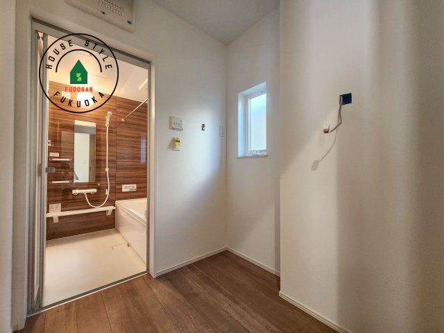 大野城市緑ヶ丘4丁目第3-1棟（1号棟）　の脱衣所|ゆとりの洗面スペースで朝の身支度もスムーズに。暮らしを快適に変えるシャワー付洗面台です！