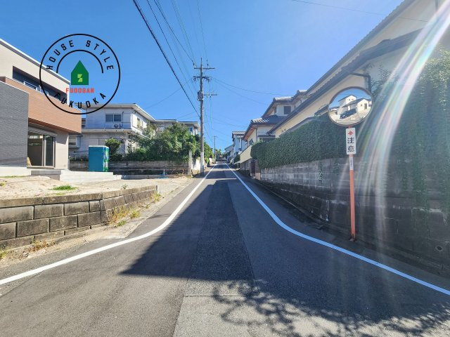 大野城市緑ヶ丘4丁目第3-1棟（1号棟）　の前面道路含む現地写真|前面道路は閑静な住宅地をはしる車通りの少ない道路。お車の出し入れが苦手なママや小さなお子様にも安心ですね。しっかり舗装もされているので、ベビーカーや自転車で通っても快適に通行できます。