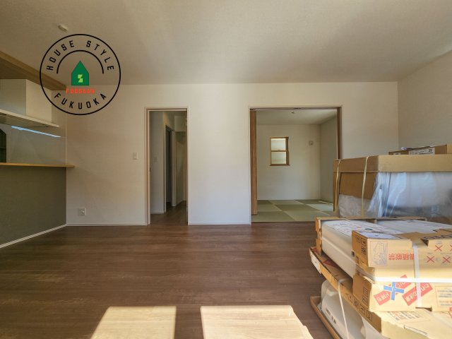 大野城市緑ヶ丘4丁目第3-1棟（1号棟）　の居間・リビング|ご家族を近くに感じられる対面キッチンのLDK。会話もはずみそうですね。