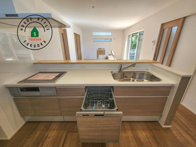 大野城市緑ヶ丘4丁目第3-1棟（1号棟）　のキッチン|ご家族を近くに感じられる対面キッチンのLDK。会話もはずみそうですね。