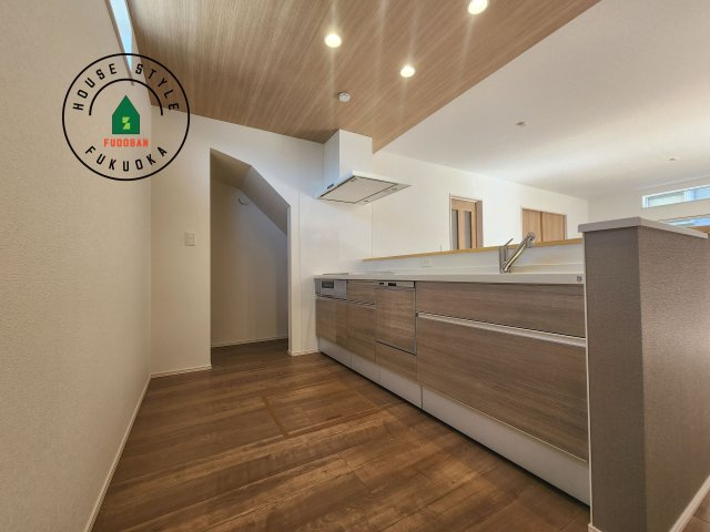 大野城市緑ヶ丘4丁目第3-1棟（1号棟）　のキッチン|ダイニングテーブルへの配膳がラクラク、お料理はかどるカウンター付きシステムキッチン！