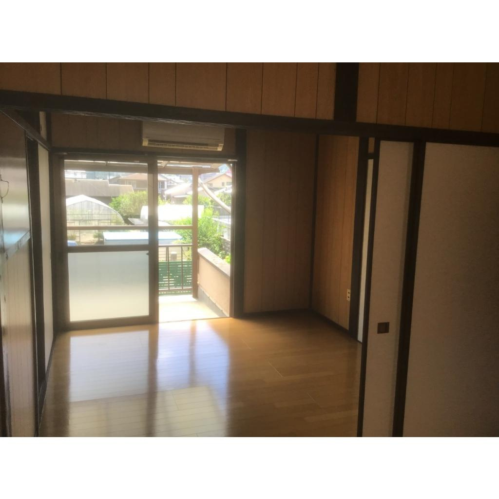 メゾネット河野（ペット）の居間・リビング|洋室