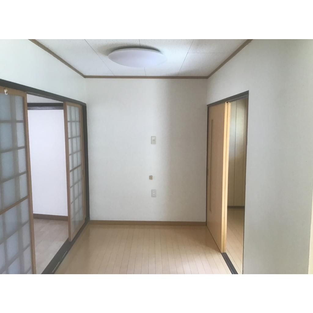 メゾネット河野（ペット）の居間・リビング|洋室