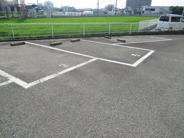 ハッピースリーヒルズの駐車場