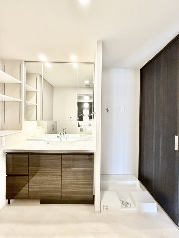 サーパス鴨江フォレストゲートの脱衣所|洗面台はシンプルかつモダンなデザインです。
