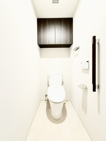 サーパス鴨江フォレストゲートのトイレ|清潔感のあるトイレ！背面上部には便利な収納棚付き！
