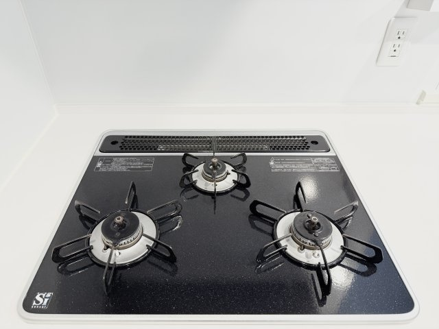 サーパス鴨江フォレストゲートのキッチン|料理のしやすい三口コンロです♪