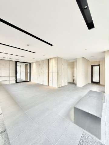 サーパス鴨江フォレストゲートのロビー|エントランスは広々おしゃれな空間です。