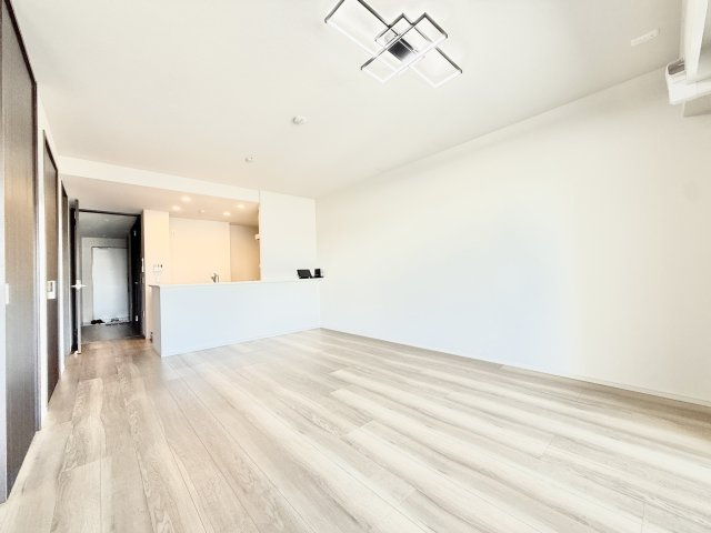 サーパス鴨江フォレストゲートの居間・リビング|スタイリッシュな印象のリビング！
