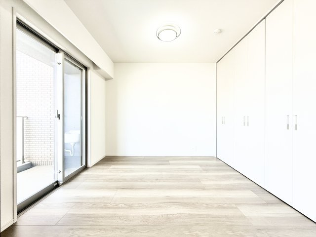 サーパス鴨江フォレストゲートの洋室|リビングから繋がる約5帖洋室！客間やお子様のお昼寝スペースや洗濯物を畳むスペース等、様々な用途にお使いいただける便利な空間です！
