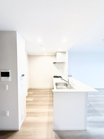 サーパス鴨江フォレストゲートのキッチン|楽しい食事の時間が過ごせるダイニングスペース！カウンターから食器等の受け渡しが楽に行えます！
