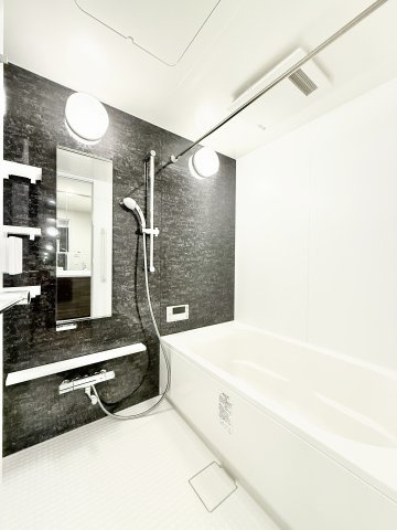 サーパス鴨江フォレストゲートの浴室|清潔感のある明るい浴室です。ゆったりとしたバスタブに浸かって癒しの時間を過ごせます。
