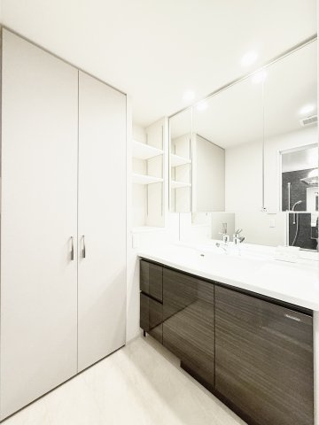 サーパス鴨江フォレストゲートの洗面所|洗面横には大容量の収納付き♪
