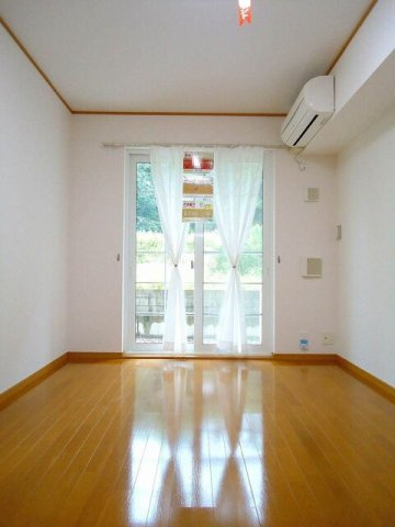 パークサイド前山　Ｂの居間・リビング|こちらのリビングで趣味の時間をお楽しみください