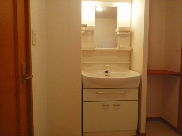 ティファニーハイツ　Ⅰの洗面所|脱衣スペースもあります