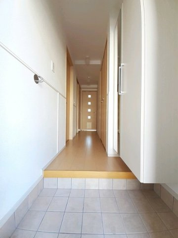 ラ・ゴロンドリーナＢの玄関|明るい玄関です