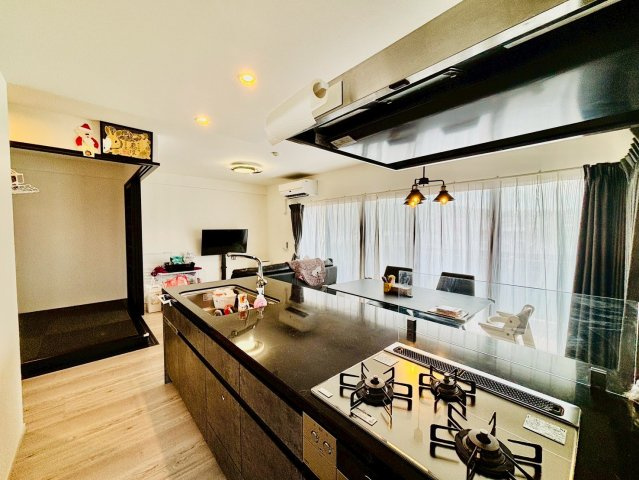 トラストネクサス生野町のキッチン|タカラスタンダード製キッチン（高級人造石天板）　食器洗浄乾燥機・カップボードも付いています。