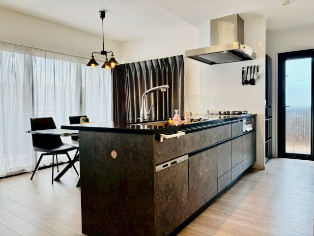 トラストネクサス生野町のキッチン|タカラスタンダード製キッチン（高級人造石天板）　食器洗浄乾燥機・カップボードも付いています。