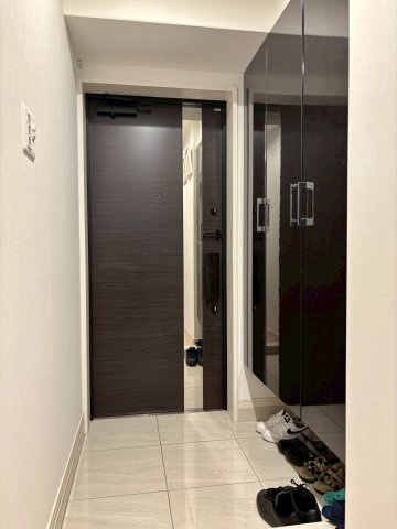 トラストネクサス生野町の玄関|大容量シューズボックス