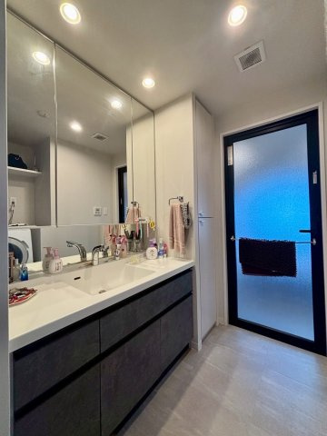 トラストネクサス生野町の独立洗面台|ゆったり使用できる大きめの洗面台