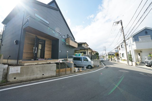 【横浜市保土ケ谷区法泉1丁目17-17新築戸建て】★仲介手数料無料★（初音ヶ丘小学校・橘中学校）の前面道路含む現地写真