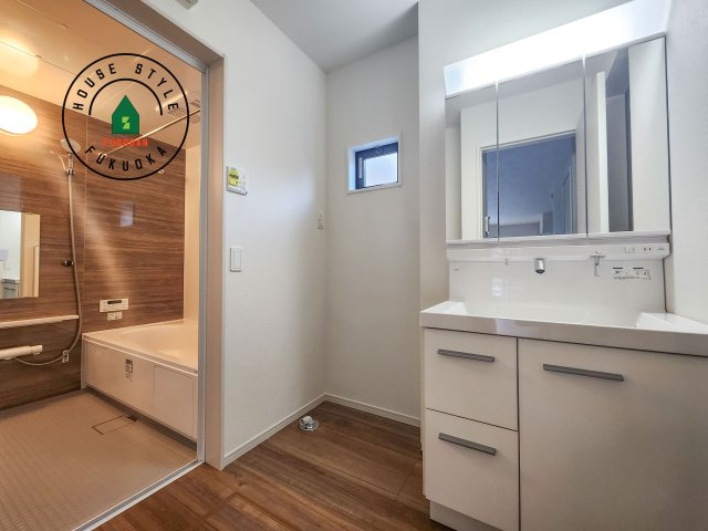 福岡市東区香椎第3-2棟（2号棟）　の内観：施工例|ゆとりの洗面スペースで朝の身支度もスムーズに。暮らしを快適に変えるシャワー付洗面台です！