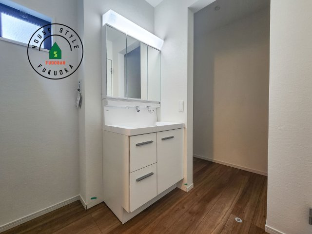 福岡市東区香椎第3-2棟（2号棟）　の内観：施工例|毎日使うものだから清潔な空間を保ちたい水回り。洗面にはそんな願いを解消させてくれる収納アイデアが満載です。三面鏡の裏側にはキャビネットが現れ小物から背の高い物まで収納できます。