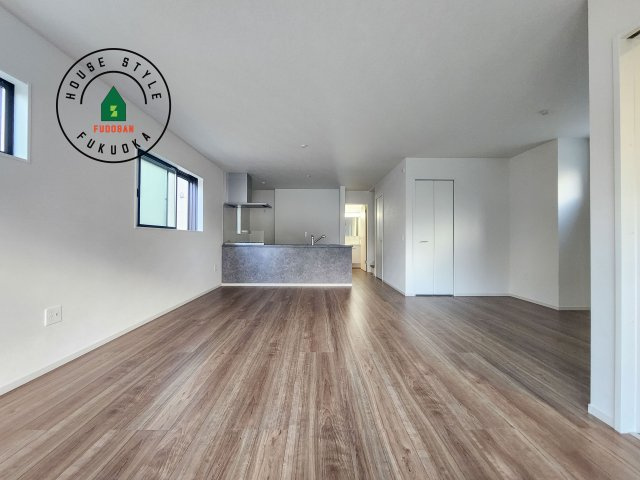 福岡市東区香椎第3-2棟（2号棟）　の内観：施工例|キッチンからリビングをしっかり確認できます。家族の笑顔があふれる空間になりそうですね。