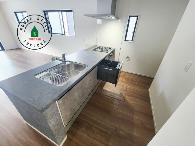 福岡市東区香椎第3-2棟（2号棟）　の内観：施工例|ダイニングテーブルへの配膳がラクラク、お料理はかどるカウンター付きシステムキッチン！