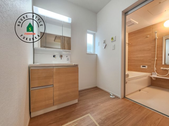 福津市福間南3丁目第1-7棟（4号棟）　の脱衣所|ゆとりの洗面スペースで朝の身支度もスムーズに。暮らしを快適に変えるシャワー付洗面台です！