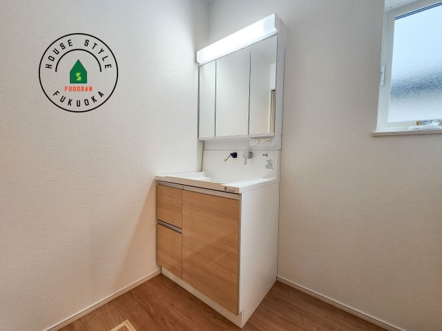 福津市福間南3丁目第1-7棟（4号棟）　の独立洗面台|毎日使うものだから清潔な空間を保ちたい水回り。洗面にはそんな願いを解消させてくれる収納アイデアが満載です。三面鏡の裏側にはキャビネットが現れ小物から背の高い物まで収納できます。