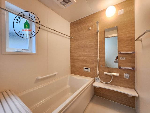 福津市福間南3丁目第1-7棟（4号棟）　の浴室|ウ窓もあるので換気も安心ですね。同社仕様。1日の疲れを癒してくれる広々バスルーム。雨の日のお洗濯にも大活躍な浴室乾燥機付です！