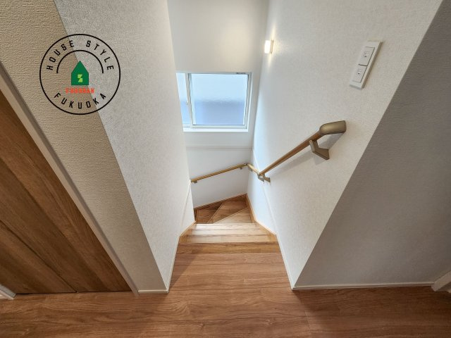 福津市福間南3丁目第1-7棟（4号棟）　の内装|階段からも明るい光が入ります。採光や通風も階段の重要な役割です。