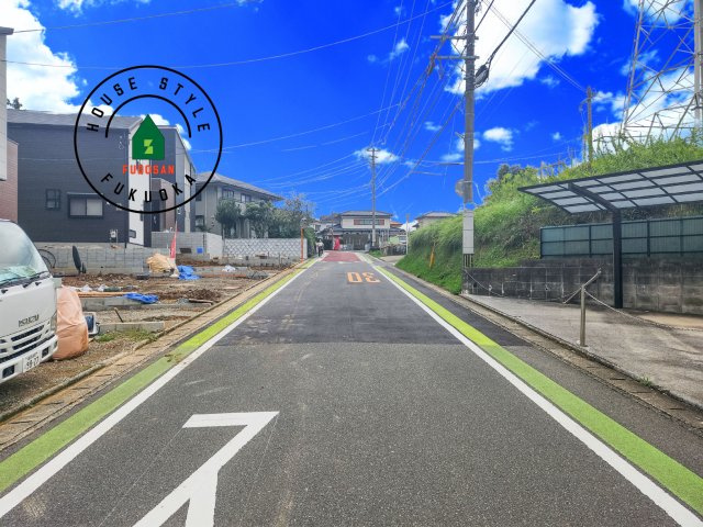 福津市福間南3丁目第1-7棟（4号棟）　の前面道路含む現地写真|前面道路は閑静な住宅地をはしる車通りの少ない道路。お車の出し入れが苦手なママや小さなお子様にも安心ですね。しっかり舗装もされているので、ベビーカーや自転車で通っても快適に通行できます。
