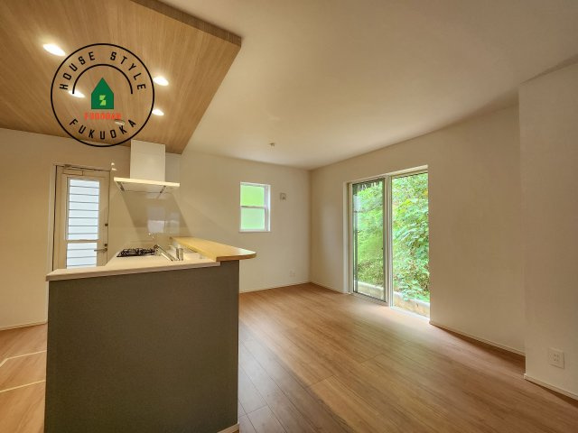 福津市福間南3丁目第1-7棟（4号棟）　のダイニング|キッチンから立ち込める香りが今日の料理を期待させます。