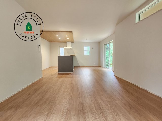 福津市福間南3丁目第1-7棟（4号棟）　の居間・リビング|ご家族を近くに感じられる対面キッチンのLDK。会話もはずみそうですね。