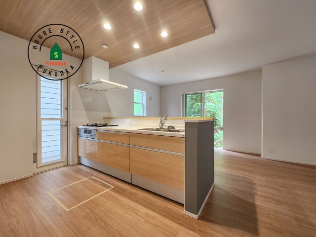 福津市福間南3丁目第1-7棟（4号棟）　のキッチン|ダイニングテーブルへの配膳がラクラク、お料理はかどるカウンター付きシステムキッチン！