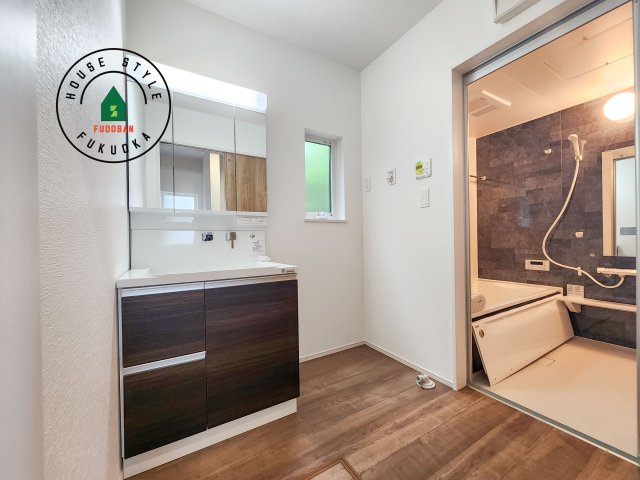 福津市福間南3丁目第1-7棟（6号棟）　の脱衣所|ゆとりの洗面スペースで朝の身支度もスムーズに。暮らしを快適に変えるシャワー付洗面台です！