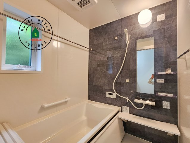 福津市福間南3丁目第1-7棟（6号棟）　の浴室|ウ窓もあるので換気も安心ですね。同社仕様。1日の疲れを癒してくれる広々バスルーム。雨の日のお洗濯にも大活躍な浴室乾燥機付です！