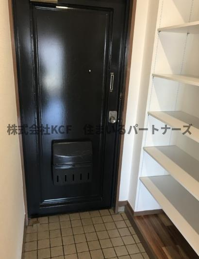 レジデンス花畑南の玄関|収納もある玄関です