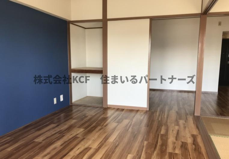 レジデンス花畑南の居間・リビング|こちらのリビングで趣味の時間をお楽しみください