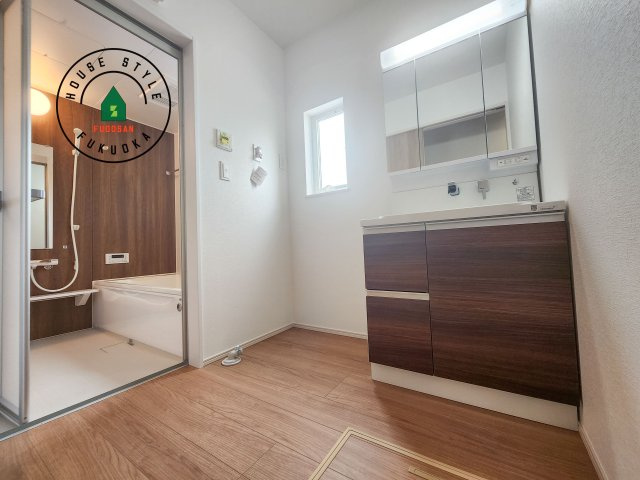 福津市福間南3丁目第1-7棟（7号棟）　の脱衣所|ゆとりの洗面スペースで朝の身支度もスムーズに。暮らしを快適に変えるシャワー付洗面台です！