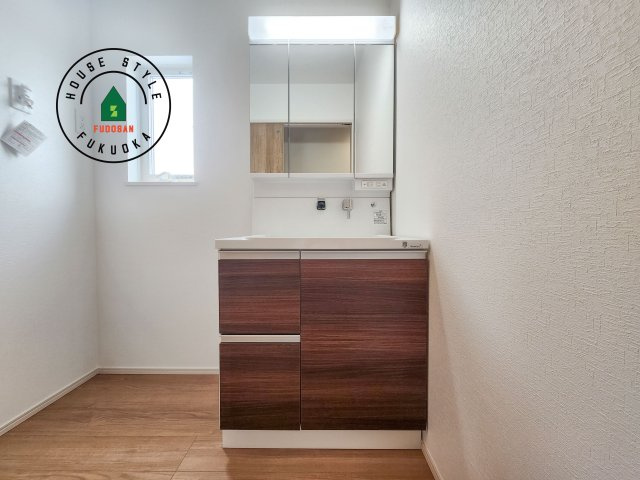 福津市福間南3丁目第1-7棟（7号棟）　の独立洗面台|毎日使うものだから清潔な空間を保ちたい水回り。洗面にはそんな願いを解消させてくれる収納アイデアが満載です。三面鏡の裏側にはキャビネットが現れ小物から背の高い物まで収納できます。