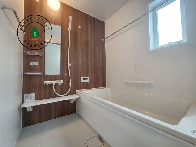 福津市福間南3丁目第1-7棟（7号棟）　の浴室|ウ窓もあるので換気も安心ですね。同社仕様。1日の疲れを癒してくれる広々バスルーム。雨の日のお洗濯にも大活躍な浴室乾燥機付です！