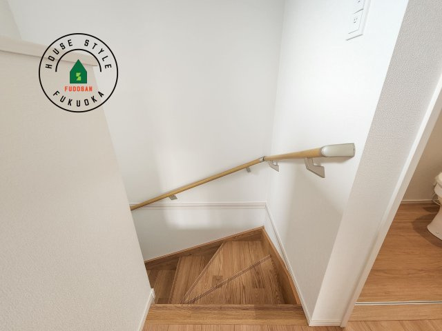 福津市福間南3丁目第1-7棟（7号棟）　の内装|階段からも明るい光が入ります。採光や通風も階段の重要な役割です。