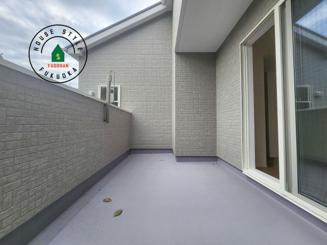 福津市福間南3丁目第1-7棟（7号棟）　のバルコニー|風をしっかりと感じられるバルコニーでは、毎日が洗濯日和です。広々としているので洗濯も楽しくなるでしょうし、気分転換にバルコニーからの眺めを楽しむのもいいでしょう。